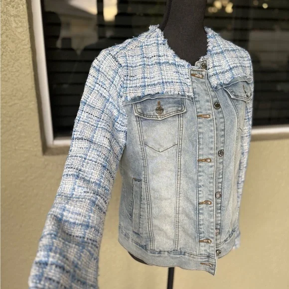 Venus Blue Jean Jacket with Vintage-Inspired Design - Picture 5 of 15